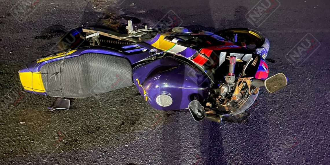 Ebrio motociclista lesionado al rebasar por la derecha y chocar contra un carro