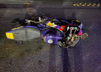 Ebrio motociclista lesionado al rebasar por la derecha y chocar contra un carro