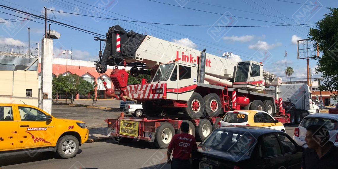 Tráiler de plataforma derriba semáforo de la 6ª norte y 17 calle poniente