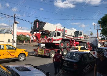Tráiler de plataforma derriba semáforo de la 6ª norte y 17 calle poniente