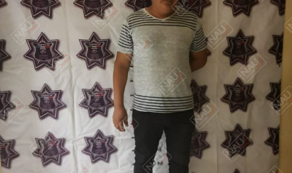 Mujer y policías encarcelan a un inocente