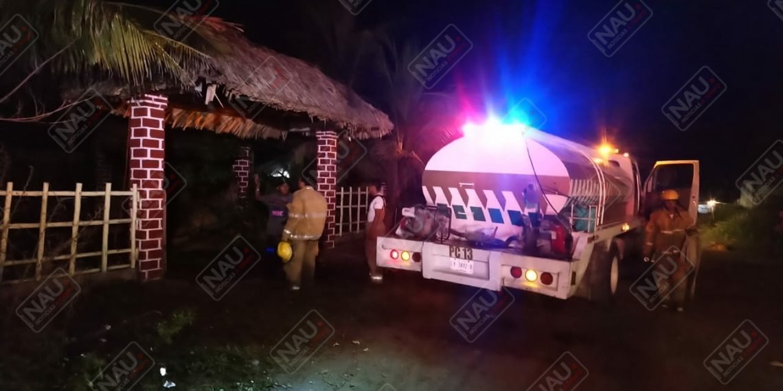 Se incendia una palapa en Puerto Madero