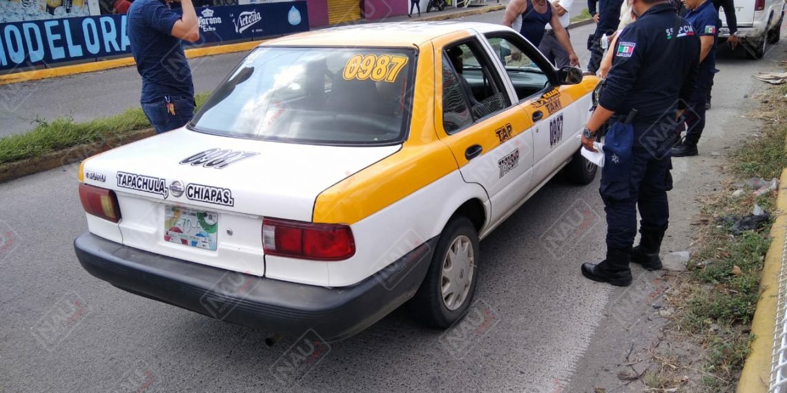 Taxista lesionado al chocar por alcance contra una camioneta