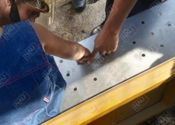 Menor de 4 años atora su dedo en una banca