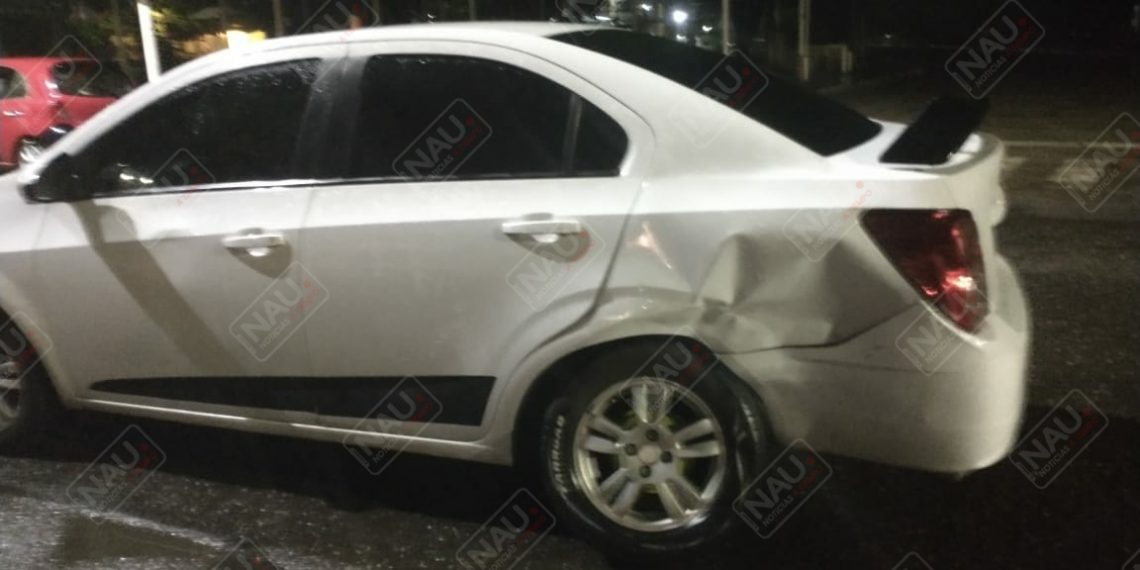 Golpeó un carro y se dio a la fuga