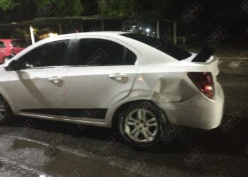 Golpeó un carro y se dio a la fuga