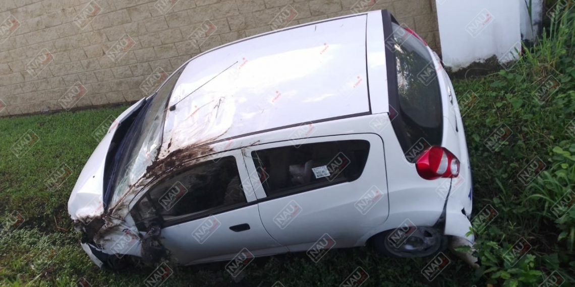 Vehículo de una empresa de construcción terminó fuera de la carretera Tapachula – Tuxtla Chico