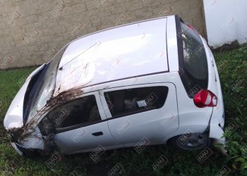 Vehículo de una empresa de construcción terminó fuera de la carretera Tapachula – Tuxtla Chico