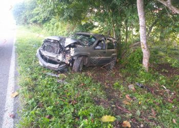 Abandonan camioneta que se accidentó a 300 metros antes de llegar a Mazatán