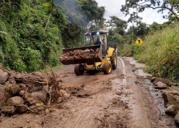 ATIENDEN AUTORIDADES MUNICIPALES DERRUMBES EN LA ZONA ALTA DE TAPACHULA