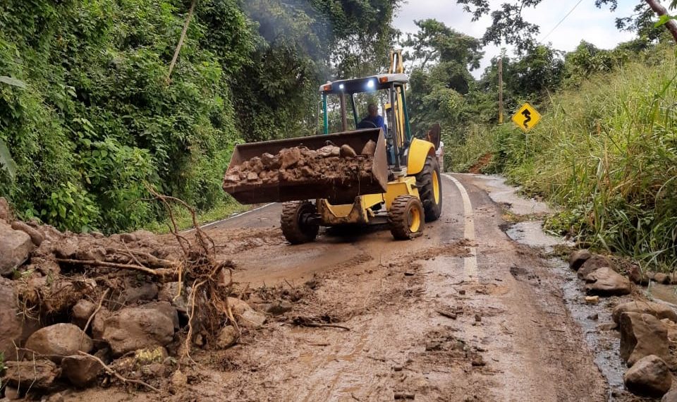 ATIENDEN AUTORIDADES MUNICIPALES DERRUMBES EN LA ZONA ALTA DE TAPACHULA
