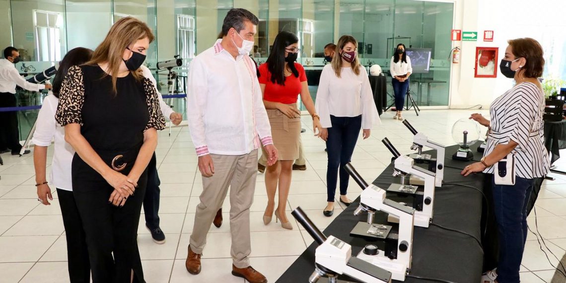 Entrega Rutilio Escandón bienes informáticos y proyectos productivos al Cobach