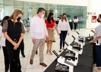 Entrega Rutilio Escandón bienes informáticos y proyectos productivos al Cobach