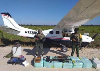 EJÉRCITO ASEGURA AVIONETA QUE INGRESÓ A MÉXICO DE FORMA ILÍCITA CON MÁS DE 350 KILOS DE COCAÍNA Y ARMAS