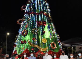ENCIENDE AYUNTAMIENTO DE TAPACHULA EL ÁRBOL DE NAVIDAD