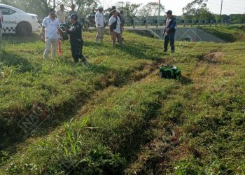 Tráiler se salió de la carretera dejando solo daños