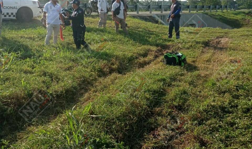 Tráiler se salió de la carretera dejando solo daños