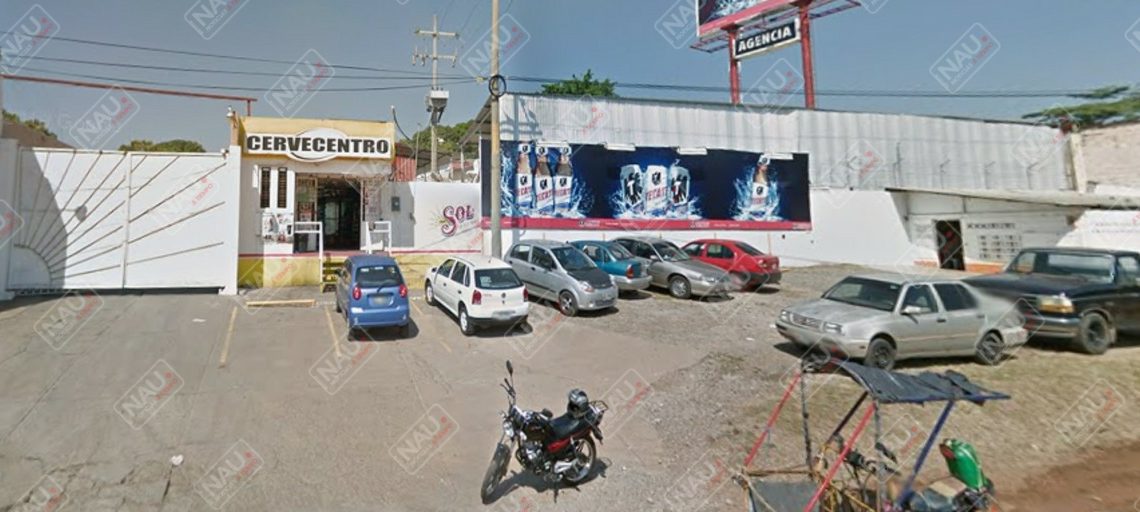 Roban vehículo frente a negocio de cervecería
