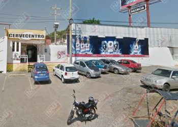 Roban vehículo frente a negocio de cervecería