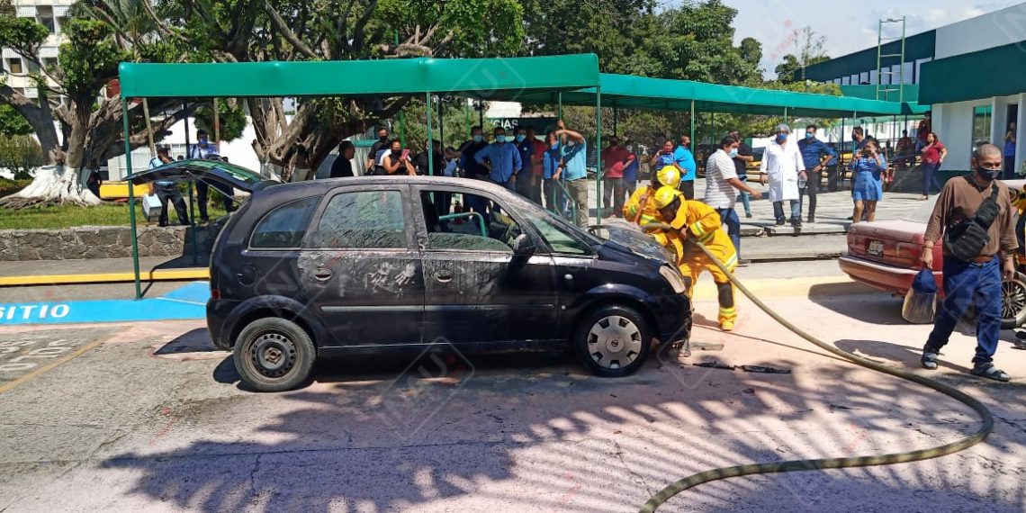 Se incendia vehículo en el Estacionamiento del antiguo IMSS