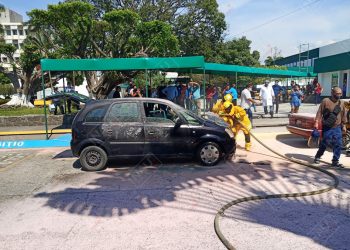Se incendia vehículo en el Estacionamiento del antiguo IMSS