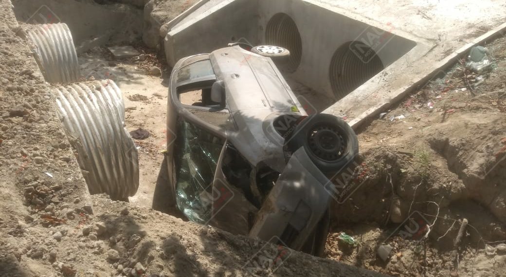 Tres lesionados en volcadura en la costera
