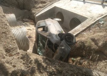 Tres lesionados en volcadura en la costera