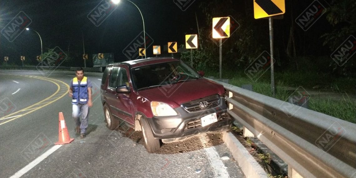 En la curva de la salida de Tapachula a Tuxtla Chico, abandonan un vehículo