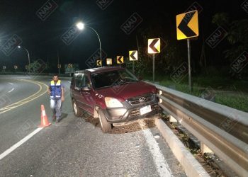 En la curva de la salida de Tapachula a Tuxtla Chico, abandonan un vehículo