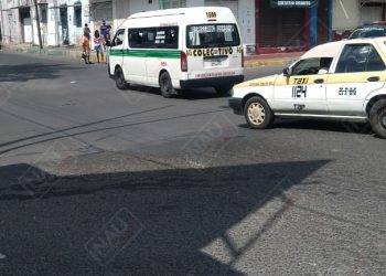 Pasajera de un combi y motociclista, resultaron con lesiones