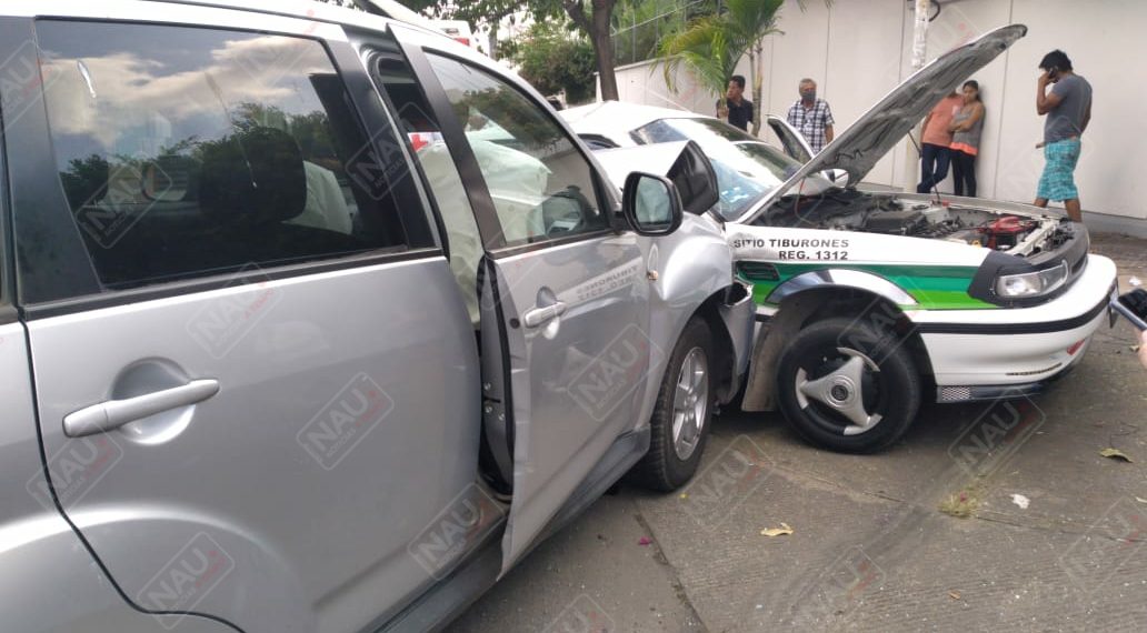 Taxista se pasó la vía de preferencia y chocó contra un vehículo con placas particulares
