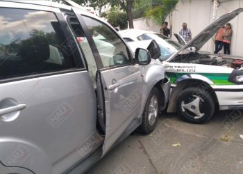 Taxista se pasó la vía de preferencia y chocó contra un vehículo con placas particulares