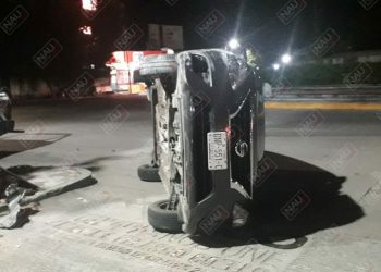 Lujoso automóvil termina volcado