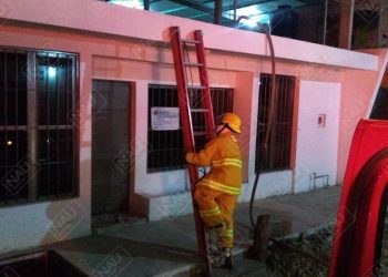 Bomberos sofocan incendio de madera en el interior de una casa en construcción