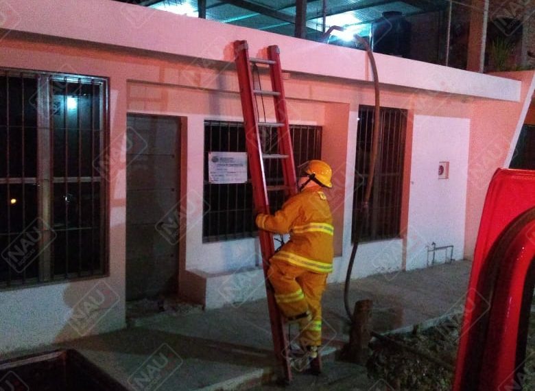 Bomberos sofocan incendio de madera en el interior de una casa en construcción
