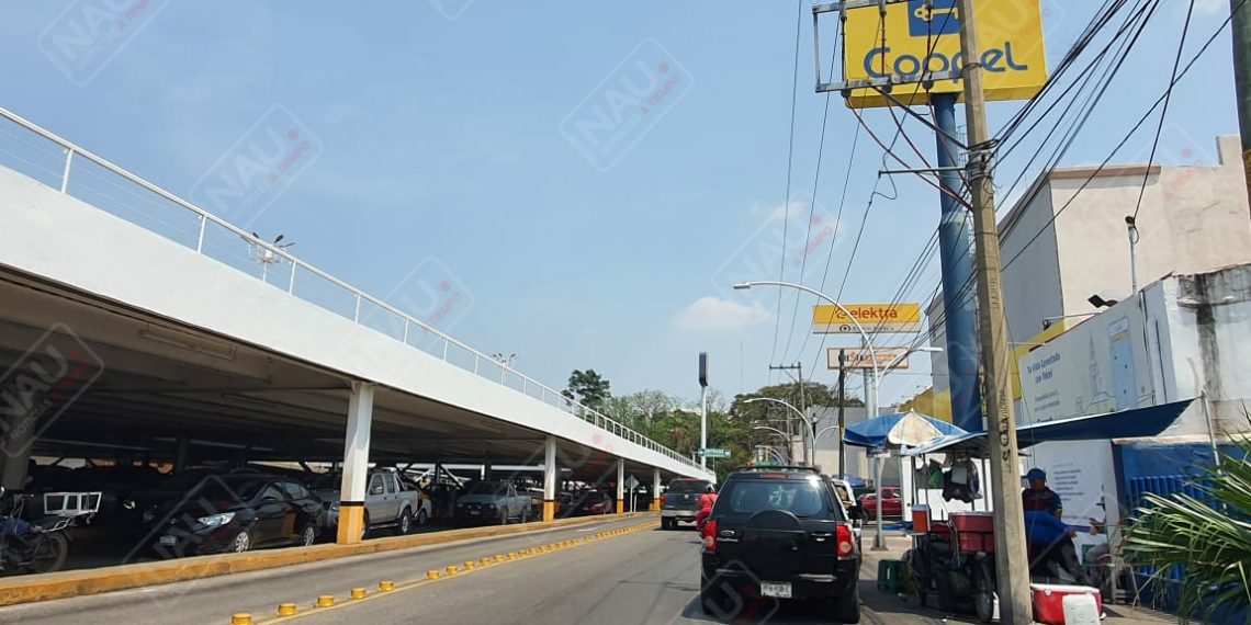 Roban carro del estacionamiento de Plaza Cristal