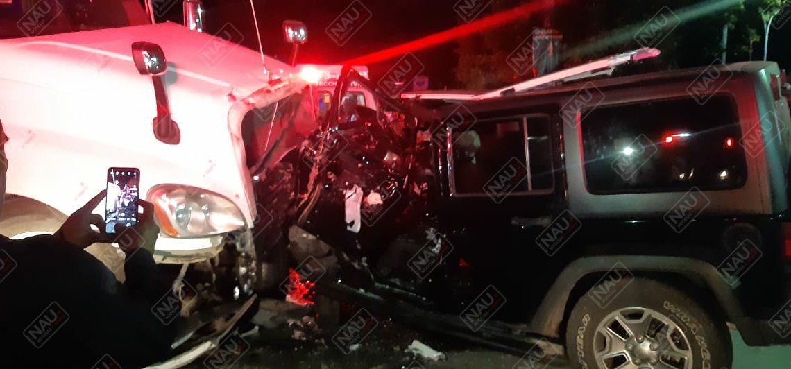 Mujer fue rescatada tras chocar contra un tráiler