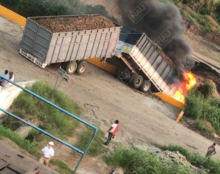 Se incendia camión cargado con caña en Huixtla