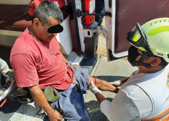 Motociclista con lesiones leves al ser impactado por un taxi