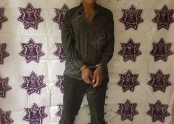 Lo agarraron orinando y llevaba marihuana