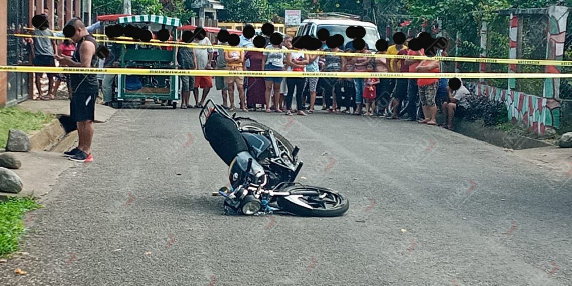 Pierde la vida al chocar la motocicleta contra poste de Telmex en Tuxtla Chico
