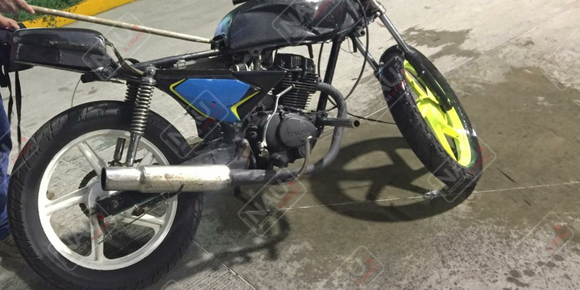 Roban motocicleta del centro de la ciudad