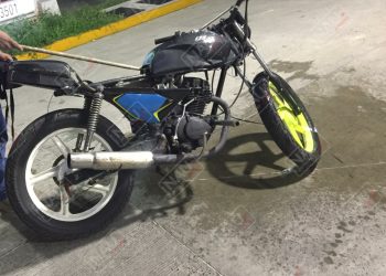 Roban motocicleta del centro de la ciudad