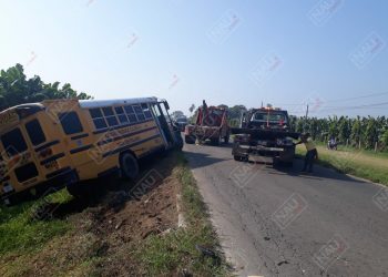 Choque entre camión y un motociclista deja un muerto