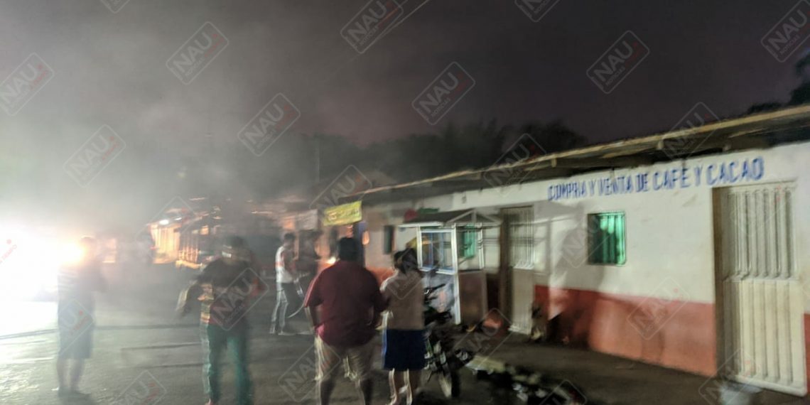 Corto circuito incendia tienda de abarrotes