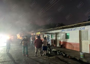 Corto circuito incendia tienda de abarrotes