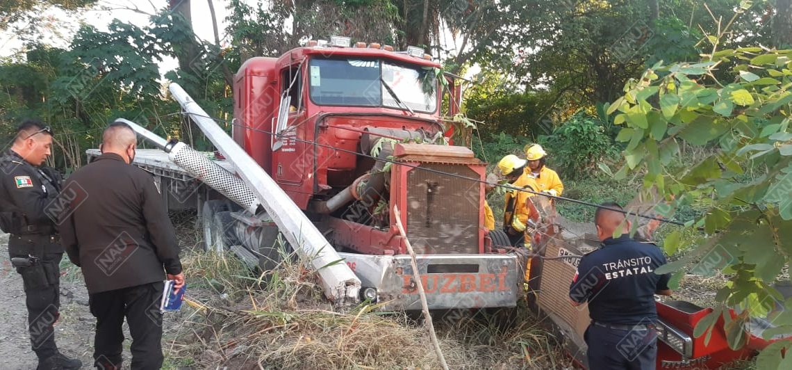 Conductor de tráiler pierde el control
