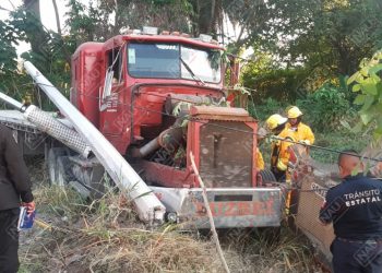 Conductor de tráiler pierde el control