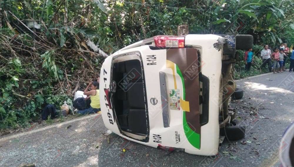 Vuelca combi de la empresa chicharras; 4 lesionados