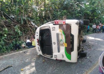 Vuelca combi de la empresa chicharras; 4 lesionados